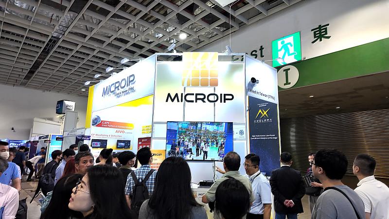 擷發科技（MICROIP）與Axelera AI 攜手展示雙Metis PCIe AI加速卡的 8K 即時視覺辨識平台，提供邊緣設備上的資料中心級 AI 處理能力。