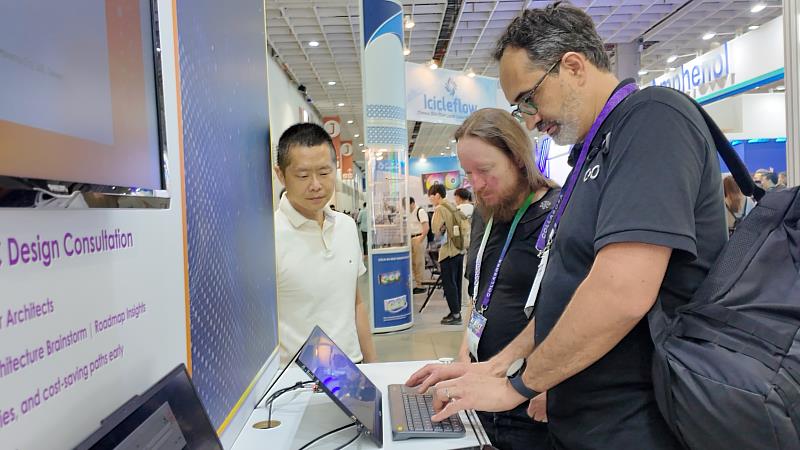 搭載 phi3mini-512 小型語言模型（SLM）的 Edge AI 聊天機器人，在低功耗硬體平台上實現流暢的 AI 對話回應。