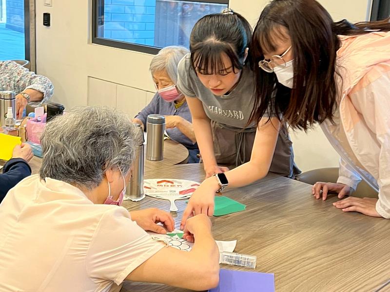 元培高齡學程學生引導長輩親手製作水果主題貼畫作品