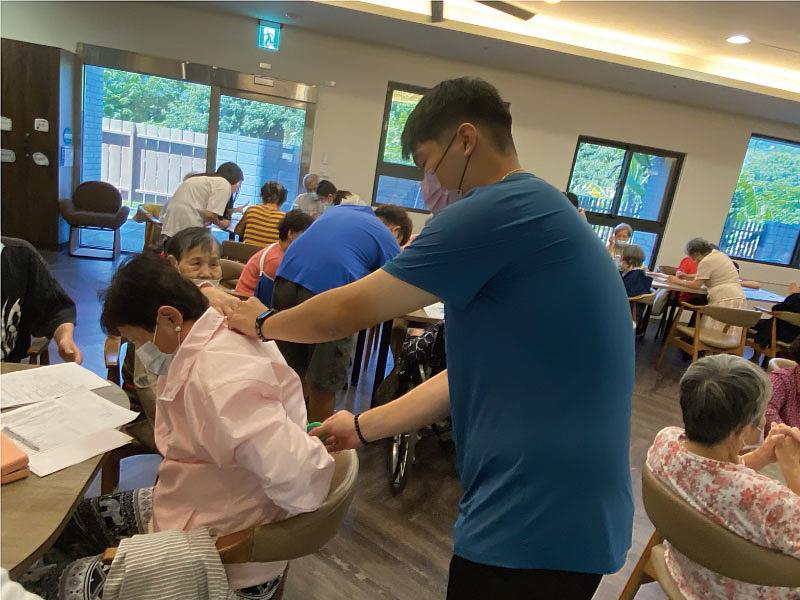 元培高齡學程學生為長輩進行體適能測量服務