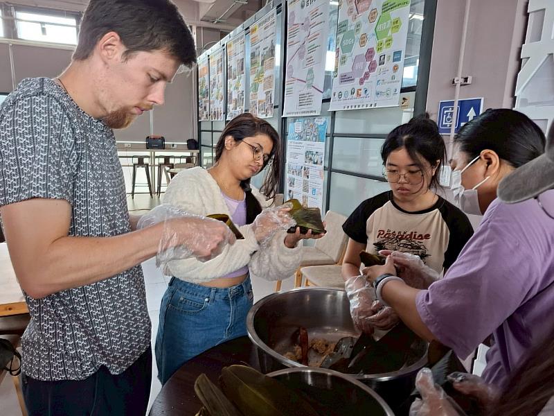 國際生包粽體驗。