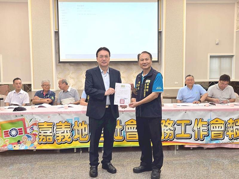 翁副主任宏文回贈感謝狀予陳河正總會長
