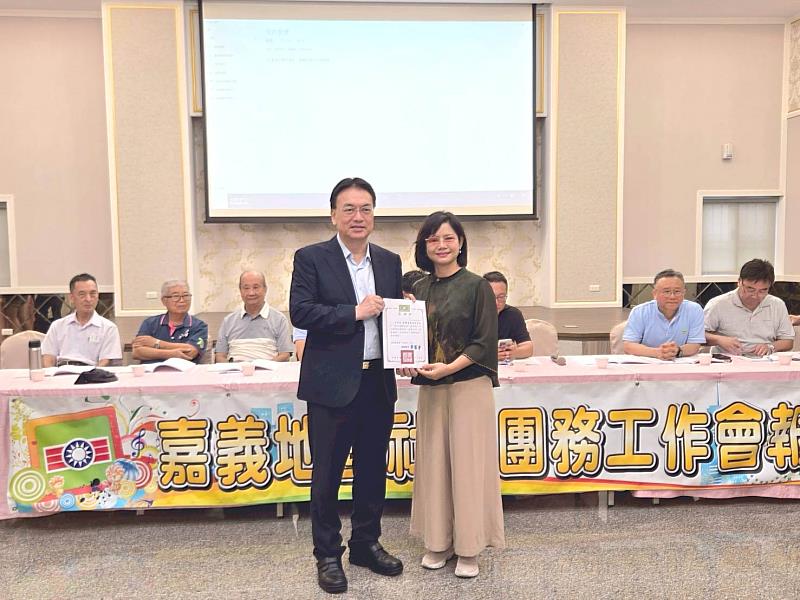 救國團翁副主任宏文致贈感謝狀予吳素美會長