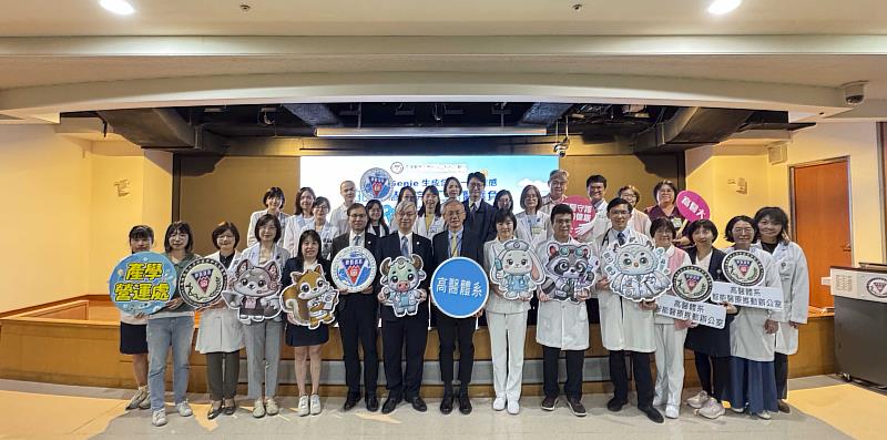 高醫AI形象代言人亮相，也與打造「AI小幫手」的生成式團隊們一起合影，期望減輕醫護負擔，共同實踐智慧醫院