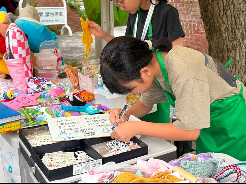 尤努斯小老闆市集活動畫面。
