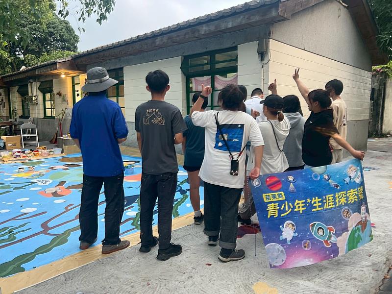 張秀菊基金會培力之青少年完成噴漆彩繪後合影。