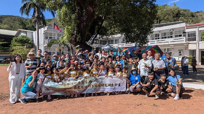 「生物多樣性國際日」 臺東縣府攜手台大與屏科大共同推動原生極危植物-白花蝴蝶蘭返鄉復育活動