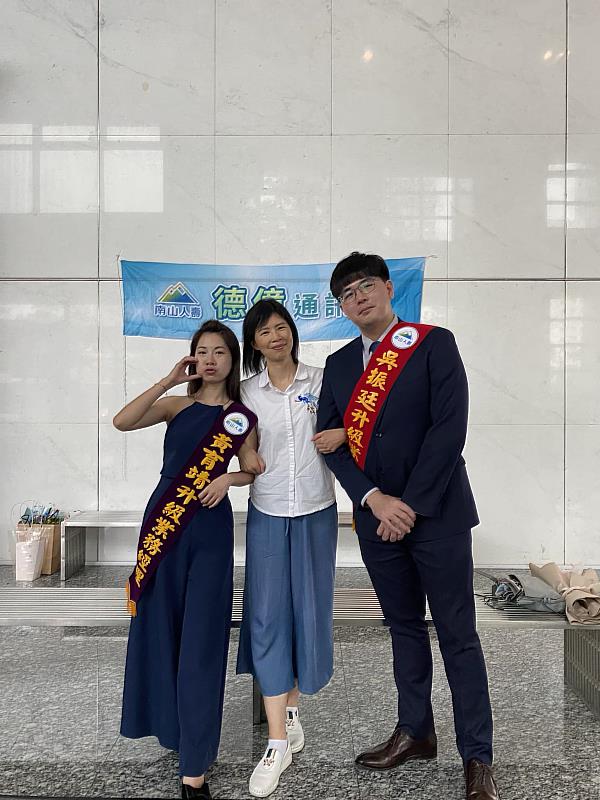 中國科大財金系呂青樺老師(中)與兩位升遷系友合影 (照片/中國科大提供)