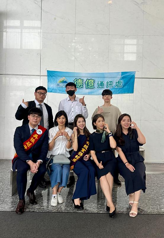 中國科大財金系呂青樺老師(左二)與兩位升遷系友(左一、左三)、許秀菁處經理(右二)以及系友們合影 (照片/中國科大提供)