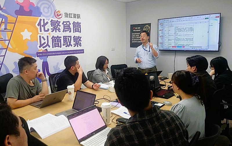 透過北分署輔導，捷虹資訊運用中高齡穩定就業計畫培訓種子講師，並運用企業人力資源提升計畫，逐步建立起完整的人才訓練體系。