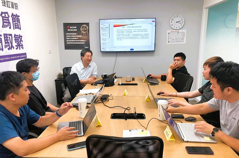 捷虹資訊先後運用勞動部的人力資源提升計畫、在職中高齡穩定就業等訓練補助，培育內部講師。
