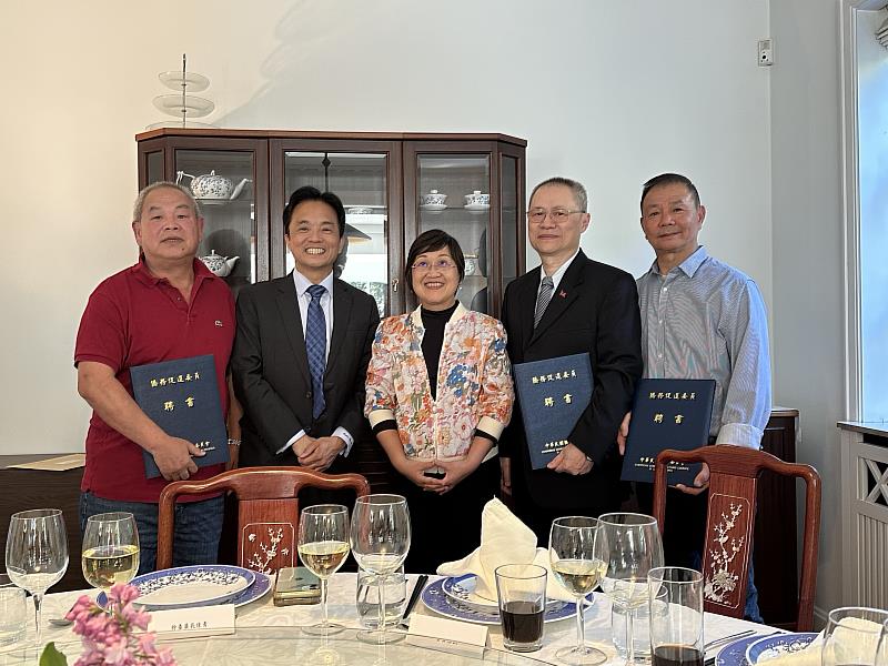 徐佳青(中)、鄭榮俊(左2)與僑務促進委員接江浩鈞(右2)、馬鎮細(右1)及姚震宇(左1)合影