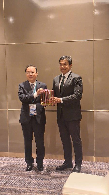 新北消防局陳副局長國忠(照片左1)與曼谷市長查猜(Chadchart Sittipunt)(照片右1)危機處理經驗交流