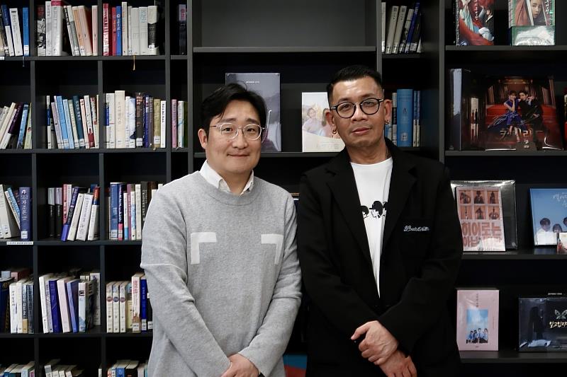 SLL 執行長朴埈緒（左）與文策院董事長蔡嘉駿（右）合影。（文策院提供）