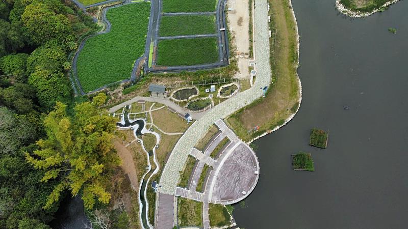 大里旱溪巴氏銀鮈庇護池位於映彩湖滯洪池旁，共有3個獨立水池，周圍樹林與大片空心菜田，吸引許多野生動物前來利用