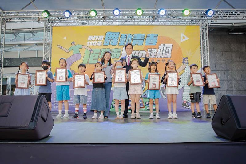 拒菸好棒棒暨食在好健康繪畫比賽低年級組得獎學生。