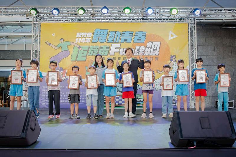 拒菸好棒棒暨食在好健康繪畫比賽中年級組得獎學生。