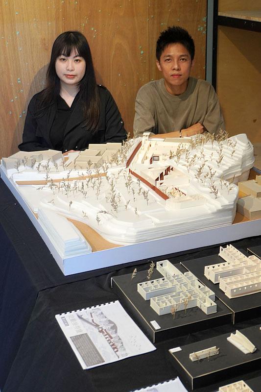 大葉大學空設系邱鈺媗(左)入圍A+，感謝林永恩老師(右)指導