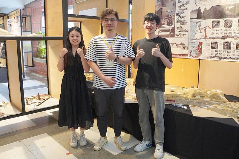 大葉大學空設系紀彥竹老師(中)恭喜石兆永(右)、王玟今(左)入圍A+