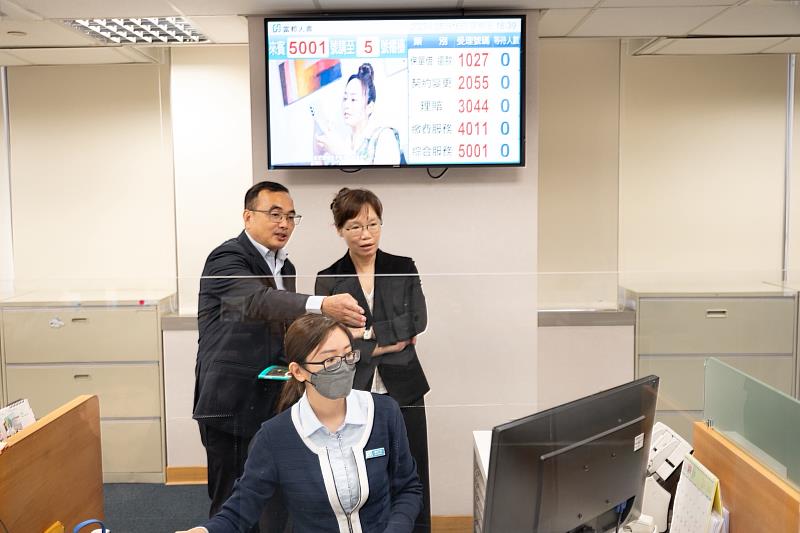 富邦人壽提供高齡與身障之服務暨設備，櫃檯服務部同仁向獨立董事許碩芬教授(後排右一)
