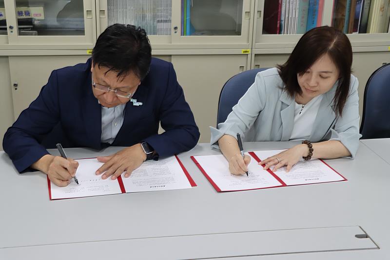 外國語文學院林怡弟院長（右）與中華民國展覽暨會議商業同業公會邱揮立理事長（左）簽署學生實習合作意向書。（圖／淡江大學提供）