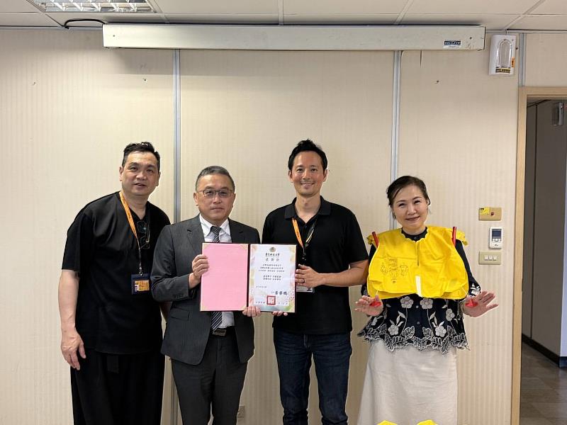 台灣虎航捐贈景文科大旅遊系50件救生衣 攜手培育航空旅遊安全人才。