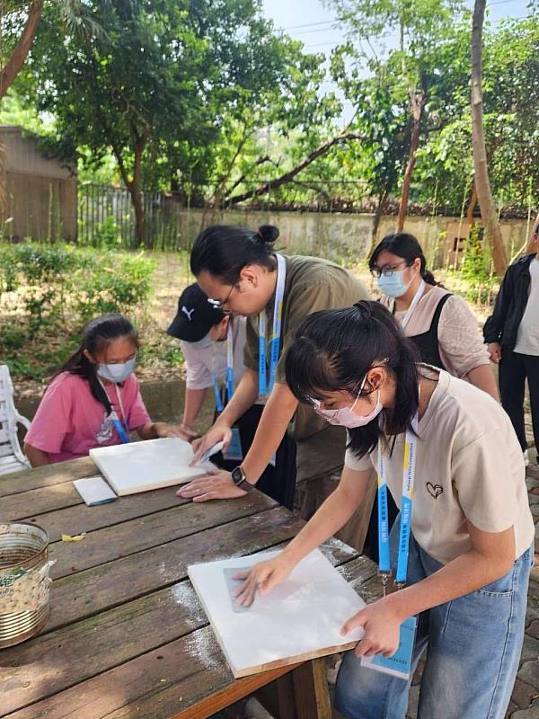 參與職場探索的學生在訓練師的專業指導下，以「做中學、學中試」為核心理念，探索職業興趣。