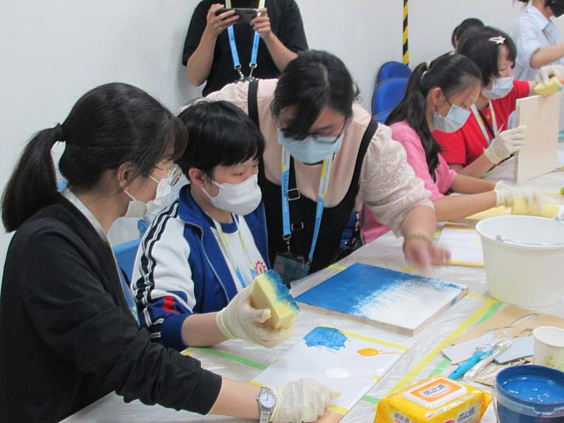 學員跟隨訓練師學習基本塗裝技法、材料認知及作品創作，從底材處理到色彩運用，一步步完成獨特的畫作與明信片。
