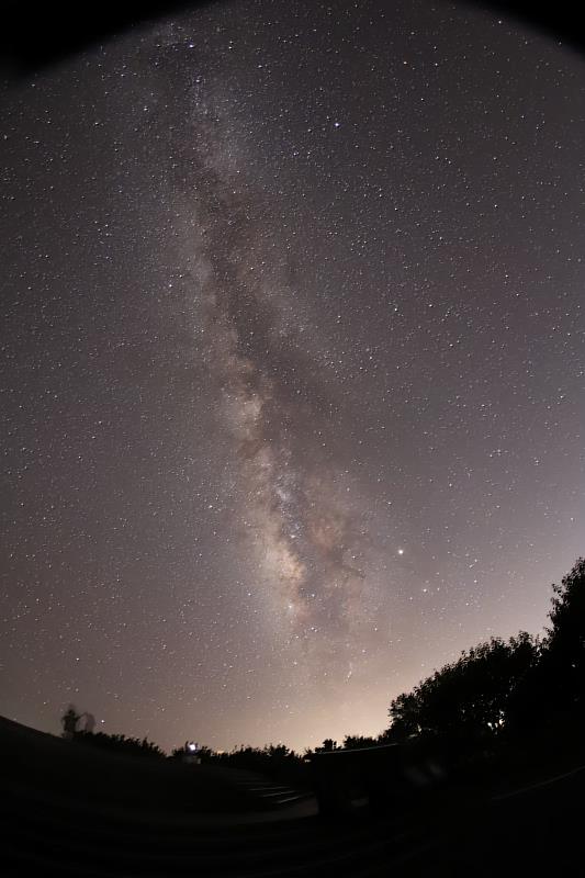 林業保育署嘉義分署與嘉義市天文協會推出7-9月「暑夏星森」天文生態營，帶領民眾在阿里山享受夏季銀河與豐富生態