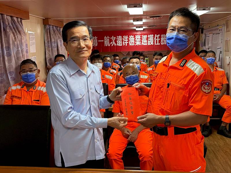 海洋委員會海巡署張忠龍署長頒發加菜慰勞金