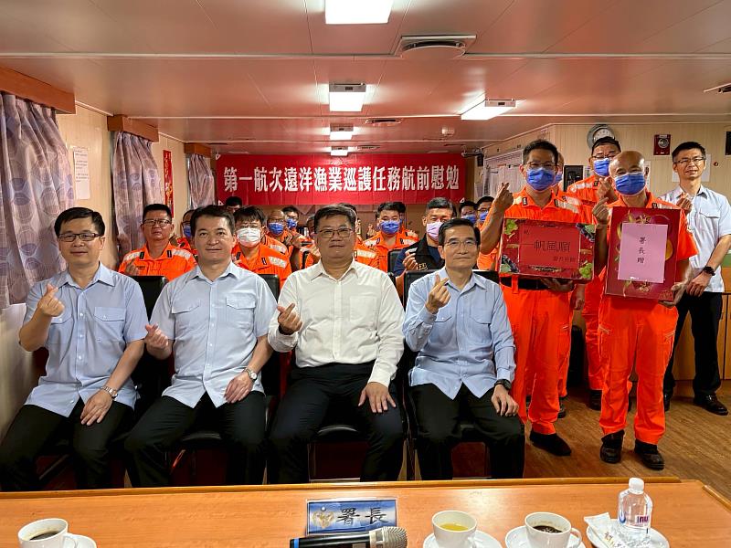海洋委員會海巡署張忠龍署長與全體執勤同仁合影