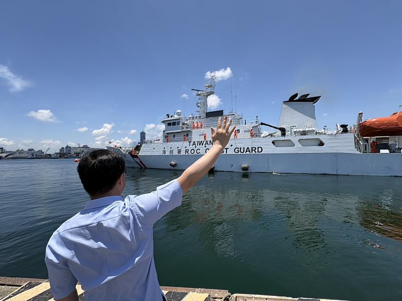 海洋委員會海巡署艦隊分署直屬船隊江東興隊長，親自至碼頭送行