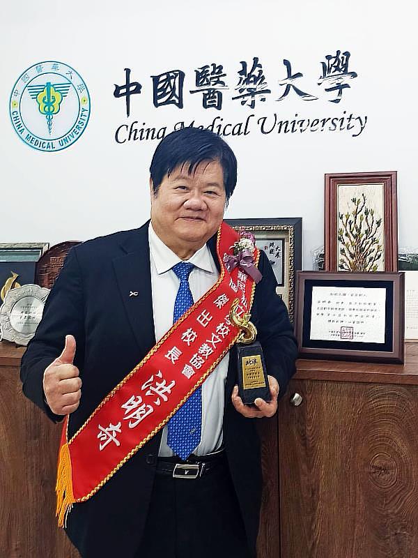 洪明奇校長連續榮獲Research.com醫學與分子生物學領域「雙冠王」殊榮。