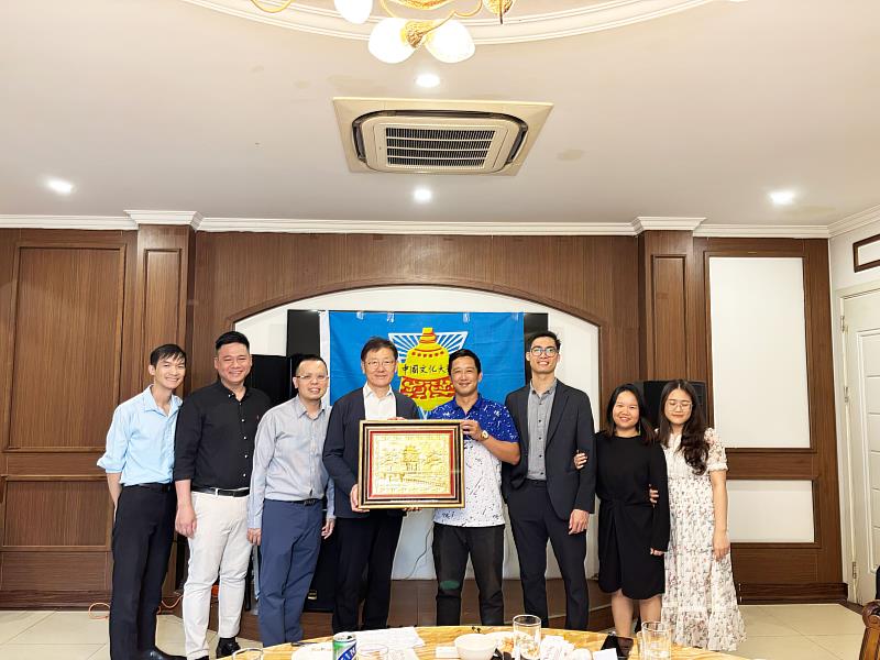 林柏杉社資長(左四)致贈感謝狀予越南河內校友。