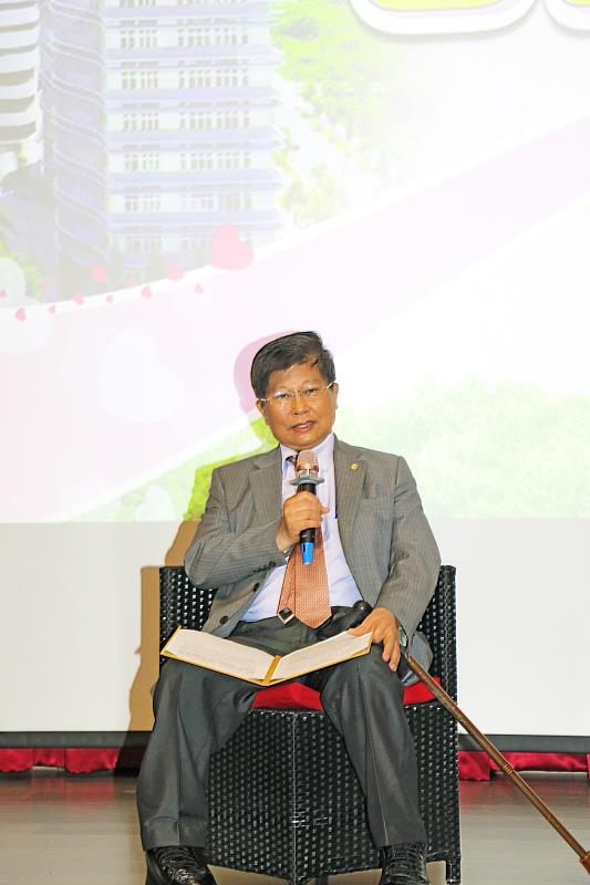 王陸海副校長代表洪明奇校長致詞感謝熱心扶助經濟不利學生的企業與團體。