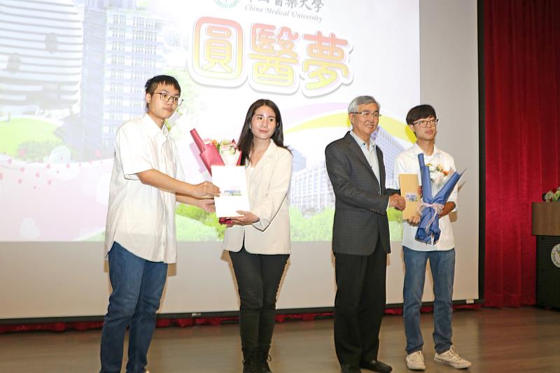學生代表向社會慈善企業及團體獻上花束表示感謝。