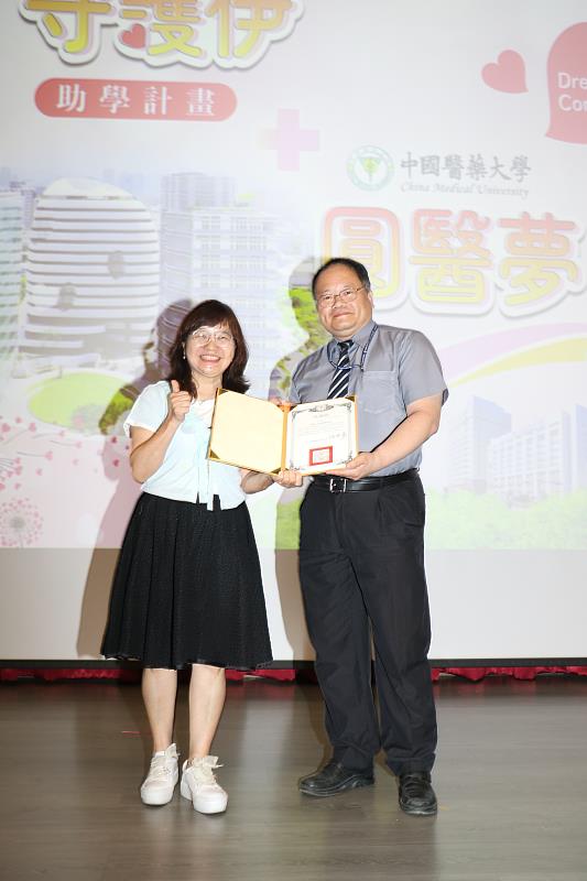 林孟亮學務長代表致贈財團法人蔡長海教育基金會感謝狀。