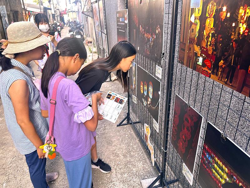 透過尋找優勝作品，讓闖關民眾認識與觀賞目前正在港道遺址畫廊展出的2025 蛇年花燈展攝影比賽得獎作品展。