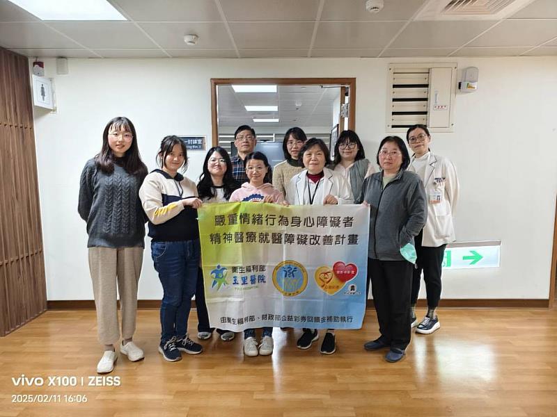 今年二月間，部立玉里醫院兒童青少年精神科主任游舜杰(後排左一)即帶領團隊與花蓮慈院兒保醫療中心交流。後排左二為花蓮慈院兒童青少年科主任陳珮儀、前排右二為中心個案管理師廖夏慧。