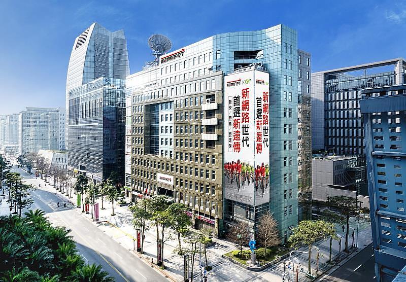 遠傳再度入選標準普爾全球(S&P Global)《2025永續年鑑》(The Sustainability Yearbook 2025),且連續位居全球永續表現前5%企業之列,不僅評分是臺灣電信業第一,更高居全球電信業全球第二!