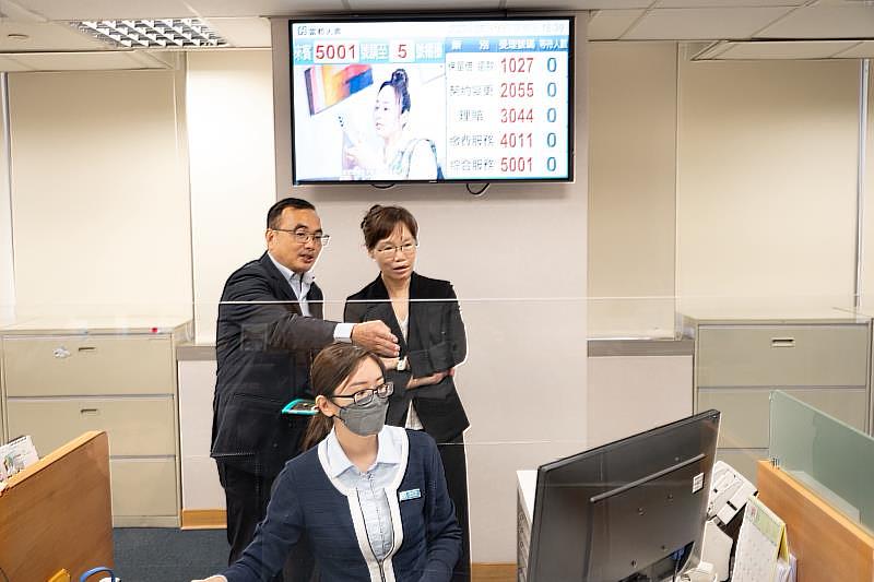 富邦人壽提供高齡與身障之服務暨設備,櫃檯服務部同仁向獨立董事許碩芬教授(後排右一)