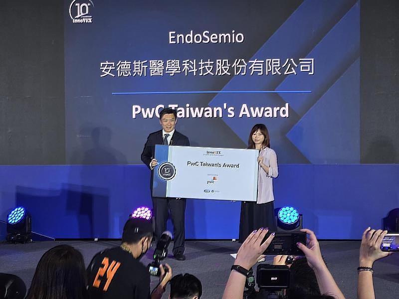 資誠創新諮詢公司董事劉冠志(左)頒發2025 InnoVEX創新競賽「資誠新創特別獎」予安德斯醫學科技。