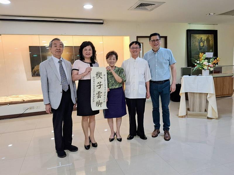 行政院前文建會副主委洪慶峰(右二)致贈祝賀墨寶