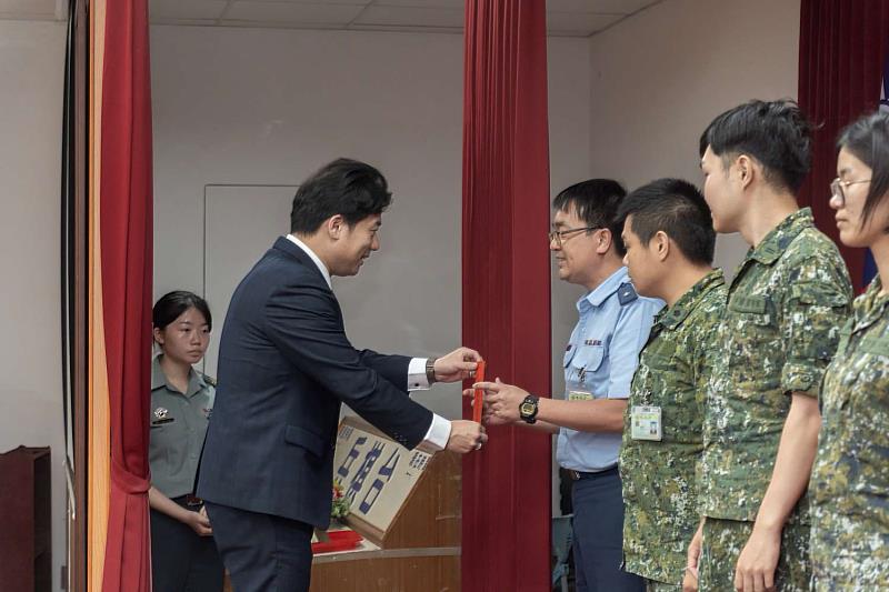 邱臣遠代理市長致贈加菜金感謝國軍辛勞。