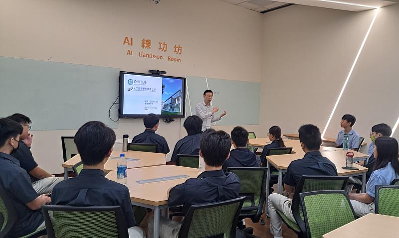 亞大人工智慧系主任劉國成，介紹該系提供的獎學金方案。
