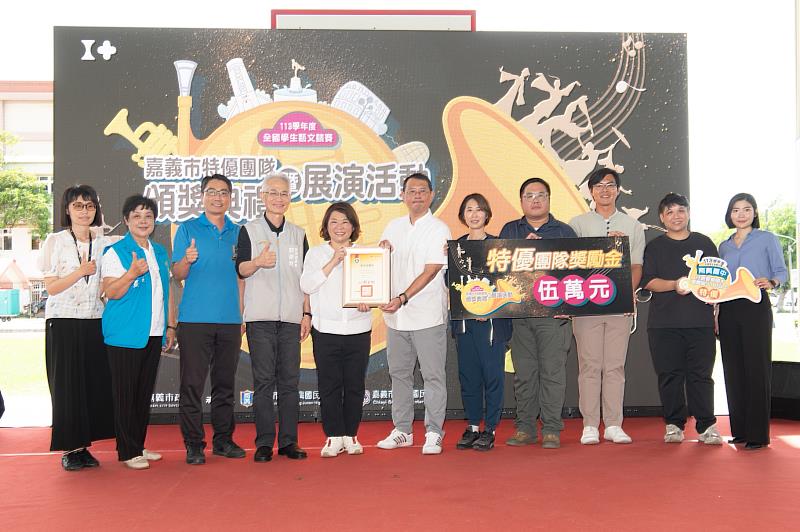 市長南興國中頒獎
