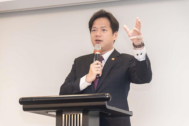 代理市長邱臣遠致詞