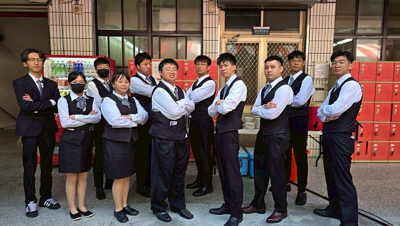 元培餐管系學生擔任外場服務生