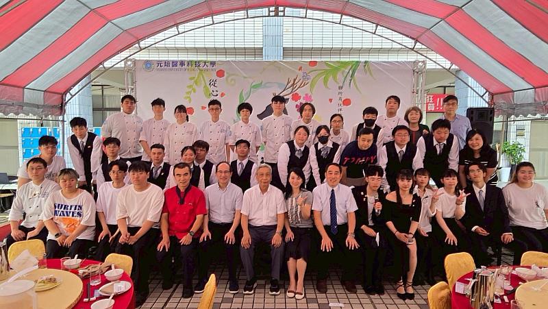 元培餐管系畢業成果展師生大合照