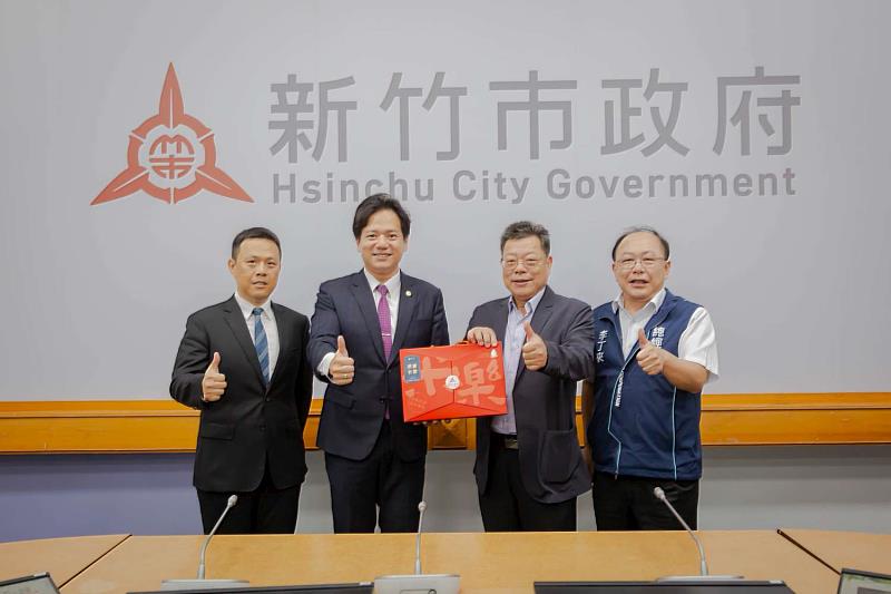 雙方致贈禮品。